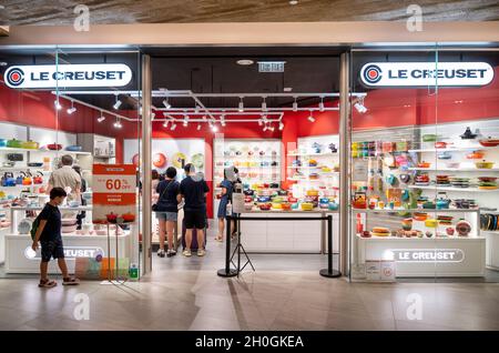 Gli acquirenti sono visti presso il negozio le Creuset, produttore francese di pentole, a Hong Kong. Foto Stock