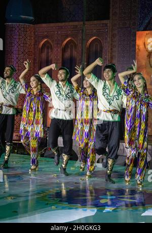 Ballerini che si esibiscono in balli tradizionali per delegati di conferenze internazionali in una cena di gala, Tashkent, Uzbekistan Foto Stock