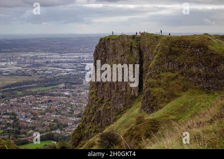 Persone in piedi in cima al Forte di McArt, Cave Hill, Belfast Foto Stock