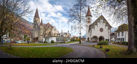 Vista panoramica della Chiesa del Castello di Interlaken (Schlosskirche) e della Chiesa cattolica di San Giuseppe - Interlaken, Svizzera Foto Stock