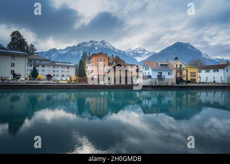 Edifici colorati a Interlaken e Aare - Interlaken, Svizzera Foto Stock