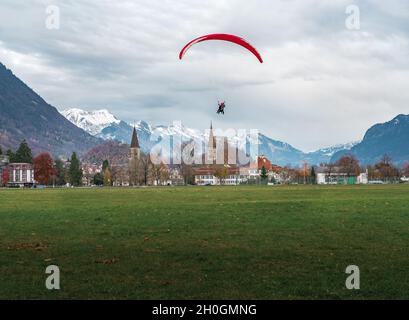 Parapendio al Parco Interlaken Hohematte - Interlaken, Svizzera Foto Stock