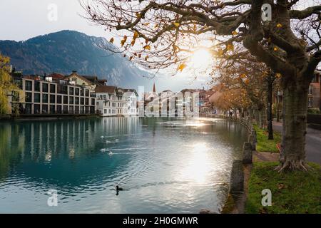 Splendida vista autunnale del fiume Aare e Unterseen - Interlaken, Svizzera Foto Stock