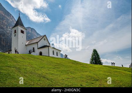 Il santuario di Santa Croce sotto SAS dla Crusc, nelle Dolomiti della Val Badia Foto Stock