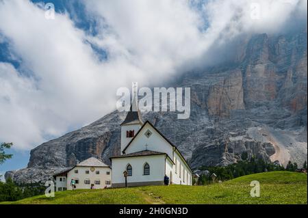 Il santuario di Santa Croce sotto SAS dla Crusc, nelle Dolomiti della Val Badia Foto Stock