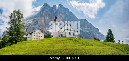 Il santuario di Santa Croce sotto SAS dla Crusc, nelle Dolomiti della Val Badia Foto Stock
