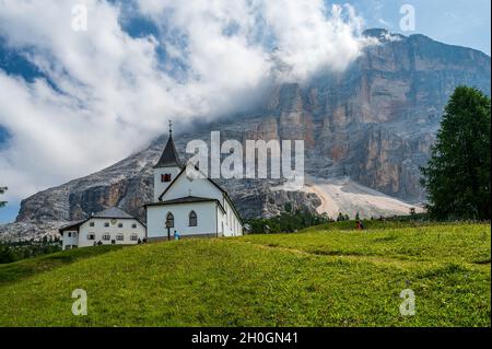 Il santuario di Santa Croce sotto SAS dla Crusc, nelle Dolomiti della Val Badia Foto Stock
