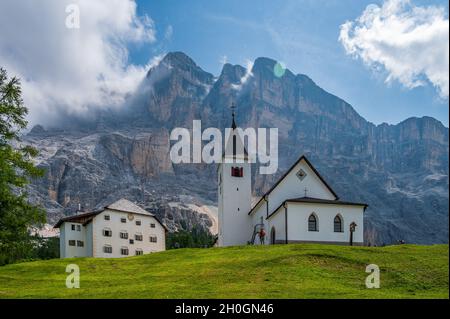 Il santuario di Santa Croce sotto SAS dla Crusc, nelle Dolomiti della Val Badia Foto Stock