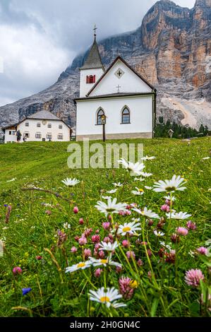 Il santuario di Santa Croce sotto SAS dla Crusc, nelle Dolomiti della Val Badia Foto Stock