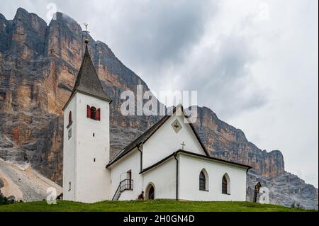 Il santuario di Santa Croce sotto SAS dla Crusc, nelle Dolomiti della Val Badia Foto Stock