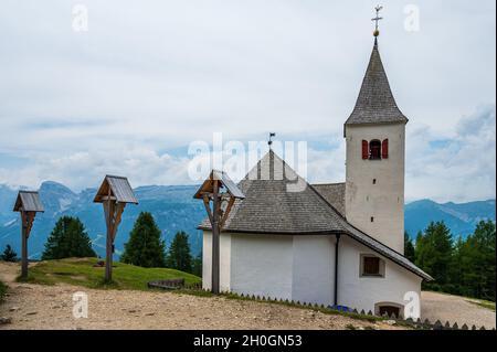 Il santuario di Santa Croce sotto SAS dla Crusc, nelle Dolomiti della Val Badia Foto Stock