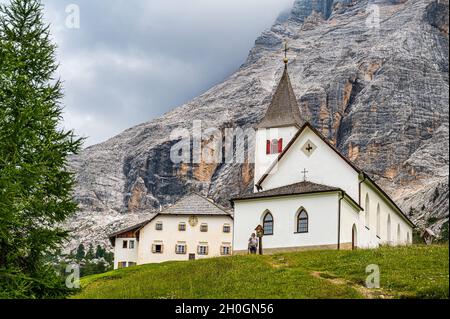 Il santuario di Santa Croce sotto SAS dla Crusc, nelle Dolomiti della Val Badia Foto Stock