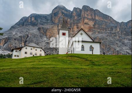 Il santuario di Santa Croce sotto SAS dla Crusc, nelle Dolomiti della Val Badia Foto Stock