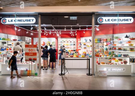 Hong Kong, Cina. 1 ottobre 2021. Gli acquirenti sono visti presso il negozio le Creuset, produttore francese di pentole, a Hong Kong. (Credit Image: © Budrul Chukrut/SOPA Images via ZUMA Press Wire) Foto Stock