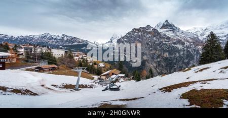 Vista panoramica del villaggio di Murren con le Alpi sullo sfondo - Monti Jungfrau, Eiger e Mannlichen - Murren, Svizzera Foto Stock