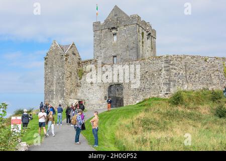 16 ° secolo Dunguaire Castello (Dun Guaire), Kinvara, Galway Bay, County Galway, Repubblica d'Irlanda Foto Stock