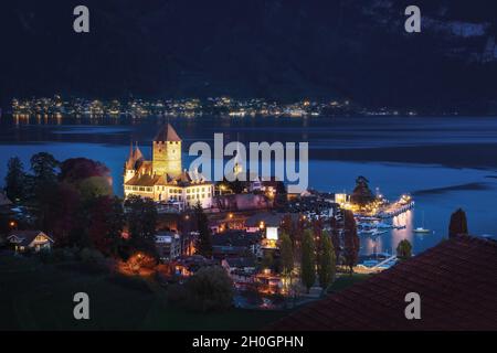 Veduta aerea del Castello di Spiez e della Chiesa del Castello al Lago di Thun di notte - Spiez, Svizzera Foto Stock