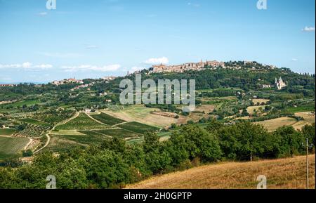 Montepulciano, Toscana, Italia. Agosto 2020. Paesaggio mozzafiato della campagna toscana con lo storico borgo di Montepulciano in cima alla collina Foto Stock