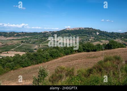 Montepulciano, Toscana, Italia. Agosto 2020. Paesaggio mozzafiato della campagna toscana con lo storico borgo di Montepulciano in cima alla collina Foto Stock