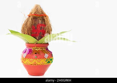 Terracotta Pot Kalash decorato con cocco, foglie di Mango utilizzate in Navratri Pooja, Dussehra Puja, Karva Chuth, Teej, Ganesh Chaturthi o Shubh Dee Foto Stock