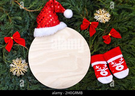 due cartelli rustici in legno sul ramo dell'albero di natale, mockup di natale Foto Stock