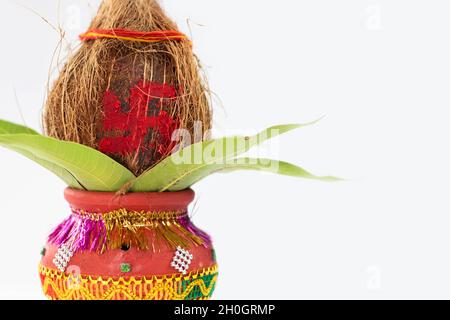 Primo piano di terracotta ecocompatibile Pot Pooja Kalash decorato con cocco, foglia di Mango utilizzato in Navratri Pooja, Dussehra Puja, Karva Chaumh, Teej, Foto Stock