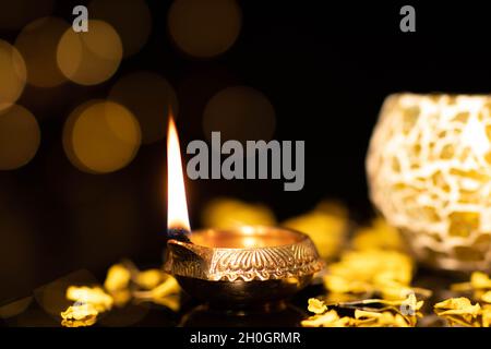 Lampada in ottone metallo illuminata chiamata Diya Deep o dia che illumina con Bokeh. Tema per Diwali, Navratri, Dussehra Puja, Capodanno, Deepawali, Karva Chauth, Foto Stock