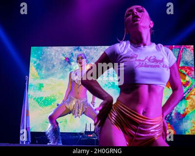 Saragozza, Spagna. 12 ottobre, 2021. L'artista sfaccettato Bad Gyal offre una performance ricca di calore e sensualità davanti a migliaia di persone. Juan Antonio Perez/Alamy Live News Foto Stock