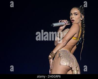 Saragozza, Spagna. 12 ottobre, 2021. L'artista sfaccettato Bad Gyal offre una performance ricca di calore e sensualità davanti a migliaia di persone. Juan Antonio Perez/Alamy Live News Foto Stock