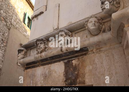 Foto ad angolo basso della cattedrale di San Giacomo a Sibenik, sito patrimonio dell'umanità dell'UNESCO in Croazia Foto Stock