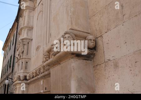 Foto ad angolo basso della cattedrale di San Giacomo a Sibenik, sito patrimonio dell'umanità dell'UNESCO in Croazia Foto Stock