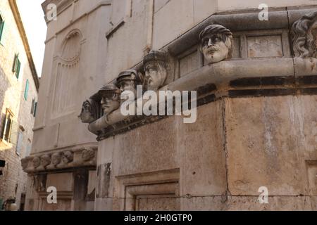 Foto ad angolo basso della cattedrale di San Giacomo a Sibenik, sito patrimonio dell'umanità dell'UNESCO in Croazia Foto Stock