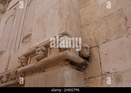 Foto ad angolo basso della cattedrale di San Giacomo a Sibenik, sito patrimonio dell'umanità dell'UNESCO in Croazia Foto Stock