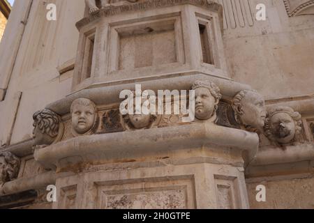 Foto ad angolo basso della cattedrale di San Giacomo a Sibenik, sito patrimonio dell'umanità dell'UNESCO in Croazia Foto Stock