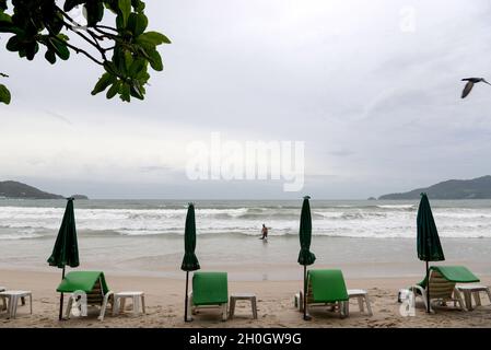 Patong, Tailandia. 12 ottobre 2021. Vista generale della spiaggia di Patong. L'isola di Phuket in Thailandia ha un periodo di quarantena di 7 giorni per i turisti stranieri vaccinati e la gente del posto, chiamato Phuket Sandbox. Dopo un test PCR negativo di successo, i visitatori sono autorizzati a viaggiare intorno all'isola durante la loro quarantena. La Thailandia permetterà ai visitatori vaccinati dai paesi a basso rischio di entrare nel regno senza quarantena a partire dal 1° novembre come uno sforzo chiave da parte del governo per rilanciare l’economia. Credit: SOPA Images Limited/Alamy Live News Foto Stock