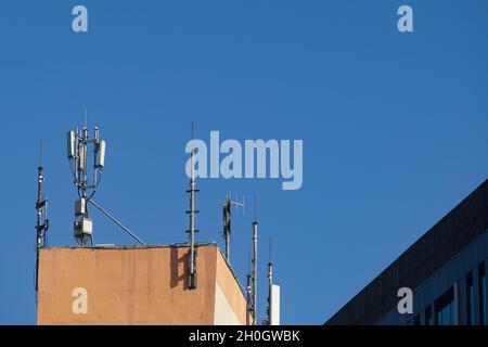 Bucarest, Romania - 04 ottobre 2021: Molte antenne GSM per telecomunicazioni sono installate in un edificio di Bucarest. Questa immagine è per uso editoriale Foto Stock