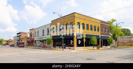 Auburn, Indiana, Stati Uniti d'America - 21 agosto 2021: Il commercio lungo la 9th strada vicino al tribunale della contea Foto Stock