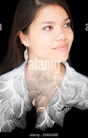Un ritratto creativo a doppia esposizione di una donna attraente combinato con un dipinto di foglie. Pittura. Foto Stock