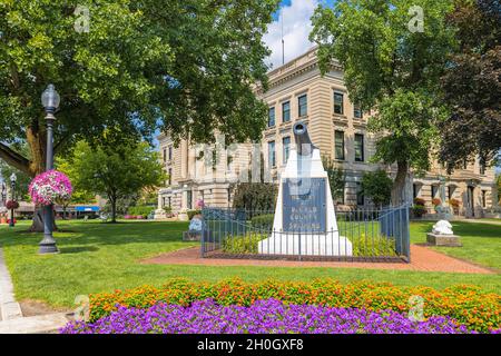 Auburn, Indiana, USA - 21 agosto 2021: Il tribunale della contea di De Kalb e il suo monumento dedicato ai militari della contea Foto Stock