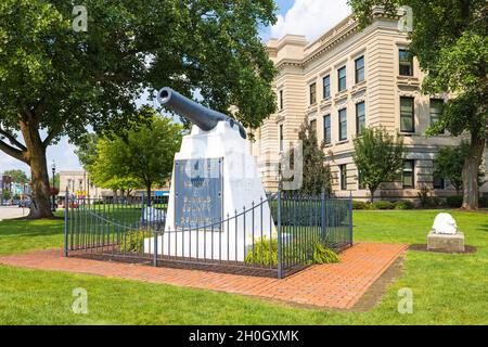 Auburn, Indiana, USA - 21 agosto 2021: Il tribunale della contea di De Kalb e il suo monumento dedicato ai militari della contea Foto Stock