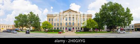 Auburn, Indiana, USA - 21 agosto 2021: Il tribunale della contea di De Kalb e gli edifici commerciali che lo circondano Foto Stock