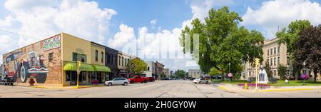 Auburn, Indiana, Stati Uniti d'America - 21 agosto 2021: L'azienda lungo Main Street, vicino al tribunale della contea Foto Stock