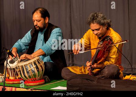 Sharat Chandra Srivastava e Gyan Singh suonano con Tom Bancroft 'in Common' all'Herts Jazz Club di St Albans Foto Stock