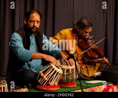 Sharat Chandra Srivastava e Gyan Singh suonano con Tom Bancroft 'in Common' all'Herts Jazz Club di St Albans Foto Stock