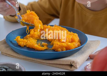 Porridge di zucca per bambini. Colazione per bambini Foto Stock