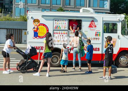 Un veicolo per gelato su Atlantic Avenue a Brooklyn New York, giugno 2021. Foto Stock