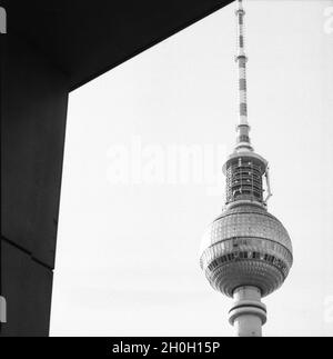 Scatto in scala di grigi della sfera e della guglia della torre della televisione di Berlino che si alza verso il cielo Foto Stock