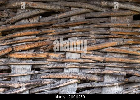 Primo piano del cestino lavorato a maglia con il vimini funziona come sfondo Foto Stock