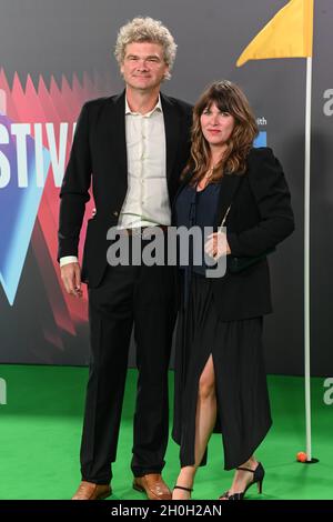 Simon Farnaby, Claire Keelan arriva al Fantasma dell'Open al BFI London Film Festival 2021, 12 ottobre 2021 Southbank Centre, Royal Festival Hall, Londra, Regno Unito. Foto Stock