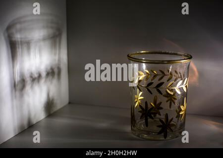 Oggetti decorativi in vetro, plastica e legno all'interno di un appartamento in diversi colori. Salvador, Bahia, Brasile. Foto Stock